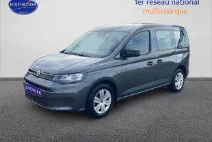 Vue 3/4 avant droit d'un Volkswagen Caddy gris indien avec jantes alliage et calandre épurée.