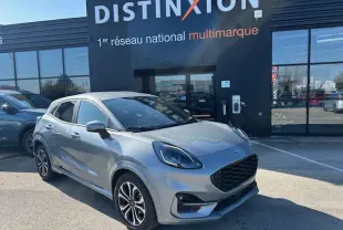 Ford Puma gris Magnetic en 3/4 avant droit, avec jantes alliage et calandre noire distinctive ST-Line.