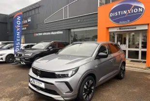 Opel Grandland gris Kontrast métallisé en 3/4 avant droit, avec jantes alu noires et vitres surteintées.