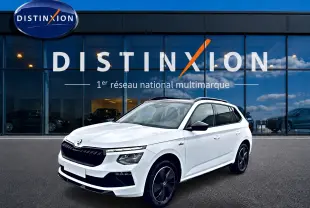 SKODA KAMIQ blanc nacré en 3/4 avant droit, avec calandre noire et jantes alu noires distinctives.