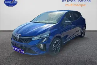 Renault Clio V 1.6 e-tech 145 techno bleu iron vue 3/4 avant avec calandre chromée et phares LED distinctifs.