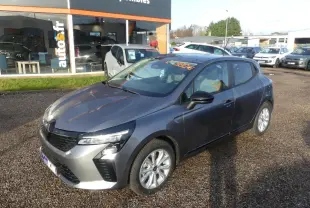 Renault Clio 1.5 Blue dCi 2025 gris schiste vue 3/4 avant droit avec jantes alliage et feux LED.