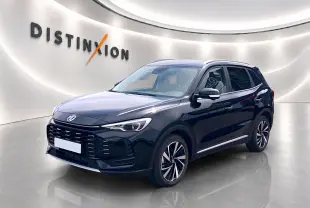 MG ZS 1.5 hybrid noir en 3/4 avant droit, avec jantes alu bicolores et calandre imposante noire.
