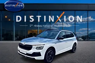 SKODA KAMIQ blanc nacré en 3/4 avant droit, avec toit noir et jantes alu noires distinctives.