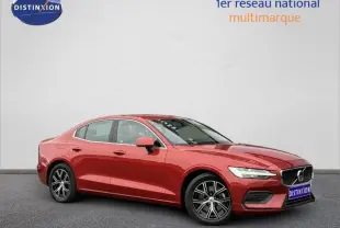 Volvo S60 2024 Rouge Fusion Métallisé vue 3/4 avant droit avec jantes alliage et calandre distinctive