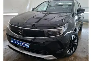 Opel Grandland noir vue 3/4 avant droit en showroom avec jantes alliage bicolores et logo Distinxion.
