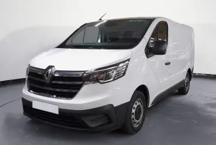 Vue 3/4 avant droite d’un Renault Trafic Fourgon blanc 2024 avec calandre noire et jantes acier simples.