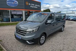 Renault Trafic Fourgon gris Urban en 3/4 avant droit, avec calandre chromée et vitres latérales teintées.