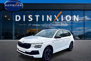 SUV Skoda Kamiq blanc nacré en 3/4 avant droit, avec calandre noire et jantes alu distinctives.