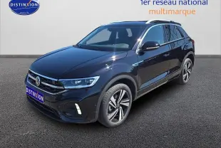 Volkswagen T-Roc noir perle en 3/4 avant droit avec jantes alliage et barres de toit argentées.