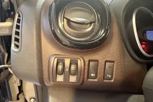 Détail du tableau de bord côté gauche du Fiat Talento Fourgon gris 2017 avec commandes d’éclairage et ventilation.