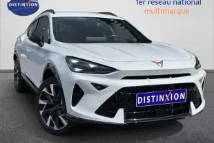 Vue 3/4 avant d'une CUPRA Formentor blanche Nevada métallisé avec calandre noire et jantes alliage distinctives.