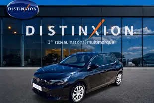 Opel Corsa 1.2 Turbo 100 Edition noire vue en 3/4 avant droit devant un showroom Distinxion.