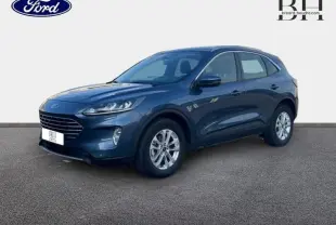 Ford Kuga bleu azur métallisé vu en 3/4 avant droit, avec jantes alu et phares LED allumés.