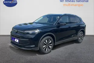 Volkswagen Tiguan 1.5 TSI noir grenadilla metal en 3/4 avant droit, avec jantes distinctives et calandre épurée.
