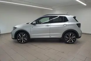 Profil côté gauche d'un Volkswagen T-Cross 2025 argent métallisé avec jantes alliage 18 pouces et finition R-Line.