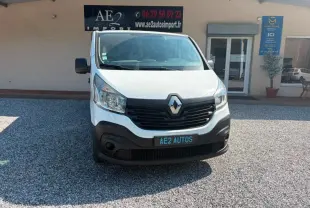 Vue de face d’un Renault Trafic Fourgon blanc de 2018, avec calandre noire et plaque AE2 AUTOS visible.