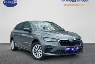 Vue 3/4 avant d'une Skoda Scala gris graphite métallisé avec calandre noire et jantes alu argentées.