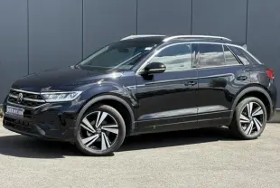 Volkswagen T-Roc noir intense en vue de profil côté gauche, avec jantes alliage 18" Nevada et détails R-Line visibles.