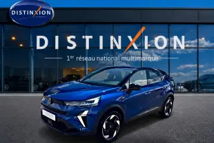 Renault Captur 1.8 e-tech hybride bleu iron toit noir en 3/4 avant droit devant showroom Distinxion.