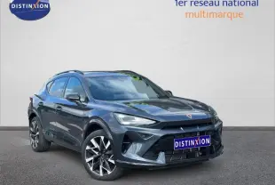 Vue 3/4 avant droite d'un CUPRA Formentor 1.5 eTSI Hybrid gris magnétique métallisé avec jantes alu distinctives.