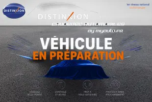 Image d'un véhicule Renault Symbioz gris sous une housse bleue, en attente de préparation, sans visibilité du véhicule.
