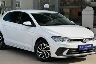 Volkswagen Polo 1.0 TSI 95ch Life blanche vue 3/4 avant avec jantes alliage et calandre chromée.