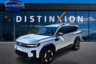 SUV Dacia Bigster blanc vu en 3/4 avant droit, avec barres de toit et jantes alu distinctives.