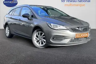 Opel Astra Sports Tourer gris cosmique vue 3/4 avant droit avec jantes alu et calandre noire brillante