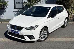 SEAT Ibiza TSI 115 FR blanc Candy vue 3/4 avant droit, jantes alliage et feux LED triangulaires visibles.