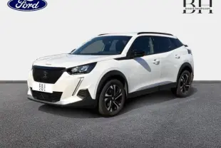 SUV Peugeot 2008 blanc nacré vu en 3/4 avant droit avec jantes alu et barres de toit noires.