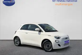 Fiat 500 e 118ch blanc vue 3/4 avant droit, avec jantes spécifiques et boucliers couleur carrosserie.
