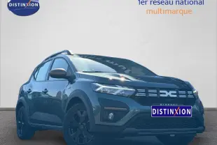 Vue 3/4 avant d'une Dacia Sandero Stepway 2025 vert cèdre métallisé avec jantes noires et barres de toit.
