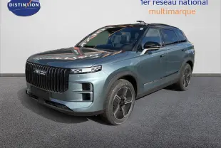 Vue 3/4 avant du JAECOO J7 hybride rechargeable en olive grey metal avec toit noir, soulignant sa calandre verticale imposante.