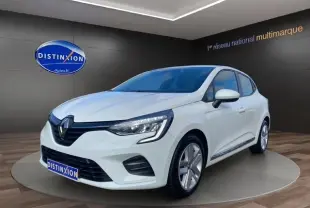 Renault Clio V blanche vue en 3/4 avant droit dans un showroom avec logo Distinxion en arrière-plan.