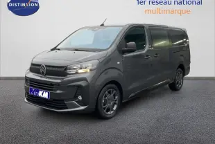 Vue 3/4 avant droit d’un Citroën Jumpy Cabine Approfondie gris titane métal avec calandre noire et jantes foncées.