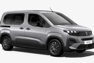 Peugeot Rifter gris acier en vue 3/4 avant droit, avec calandre noire et jantes alliage 16 pouces.