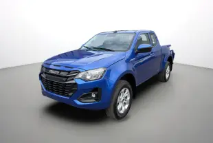 Isuzu D-MAX 2026 bleu Biarritz, vue 3/4 avant droit avec calandre noire et jantes alu 18 pouces.
