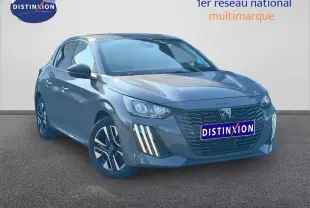 Peugeot 208 gris Selenium vue 3/4 avant avec feux LED verticaux et jantes alliage noires.