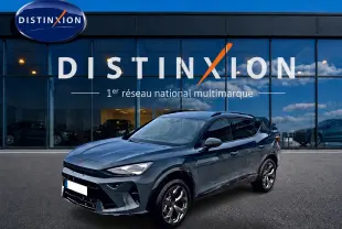 Vue 3/4 avant droite d'un CUPRA Formentor bleu fjord 2026 avec jantes 18 pouces et toit noir devant une vitrine Distinxion.