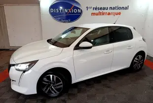 Peugeot 208 blanc vue de côté droit en intérieur, avec phares LED allumés et jantes alliage noires.