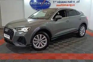 Audi Q3 Sportback gris foncé en 3/4 avant droit, avec calandre hexagonale et jantes alliage visibles.