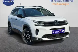 Vue 3/4 avant droite du Citroën C5 Aircross blanc Okénite avec jantes alu et barres de toit noires.