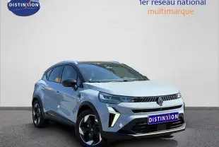 Renault Captur 1.6 E-Tech gris Rafale métallisé en 3/4 avant avec jantes alu et phares LED distinctifs.