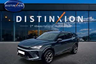 Vue 3/4 avant droit d'un CUPRA Formentor 1.5 etsi hybrid bleu fjord avec jantes 18 pouces devant un showroom Distinxion.
