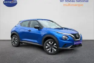 Nissan Juke 2025 bleu magnétique en vue 3/4 avant droit, avec jantes distinctives et calandre chromée.