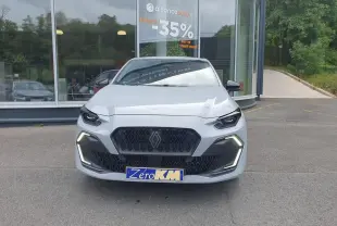 Vue avant d'une Renault Clio VI gris rafale avec calandre noire et feux LED en forme de C allumés.