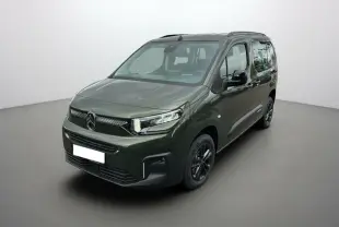 Citroën Berlingo BlueHDi 130 EAT8 Max 2025 en Sirkka green, vue 3/4 avant avec jantes noires et calandre distinctive.
