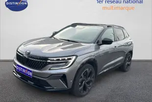 Renault Austral gris schiste avec toit noir en 3/4 avant droit, mettant en valeur ses jantes noires et sa calandre distinctive.