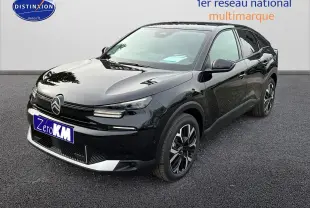 Citroën C4 noir métal vue 3/4 avant droit avec jantes alliage et coques de rétroviseurs noires brillantes.